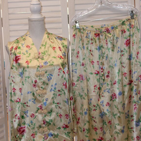 Essentials Pajamas Womens Size 1X Yellow Two Piece Silky Pajama Set NWT - Picture 4 of 6